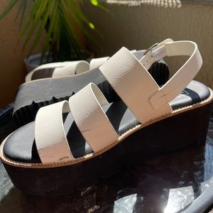 DIRTY LAUNDRY Pendulum Womens White Flatform Sandals